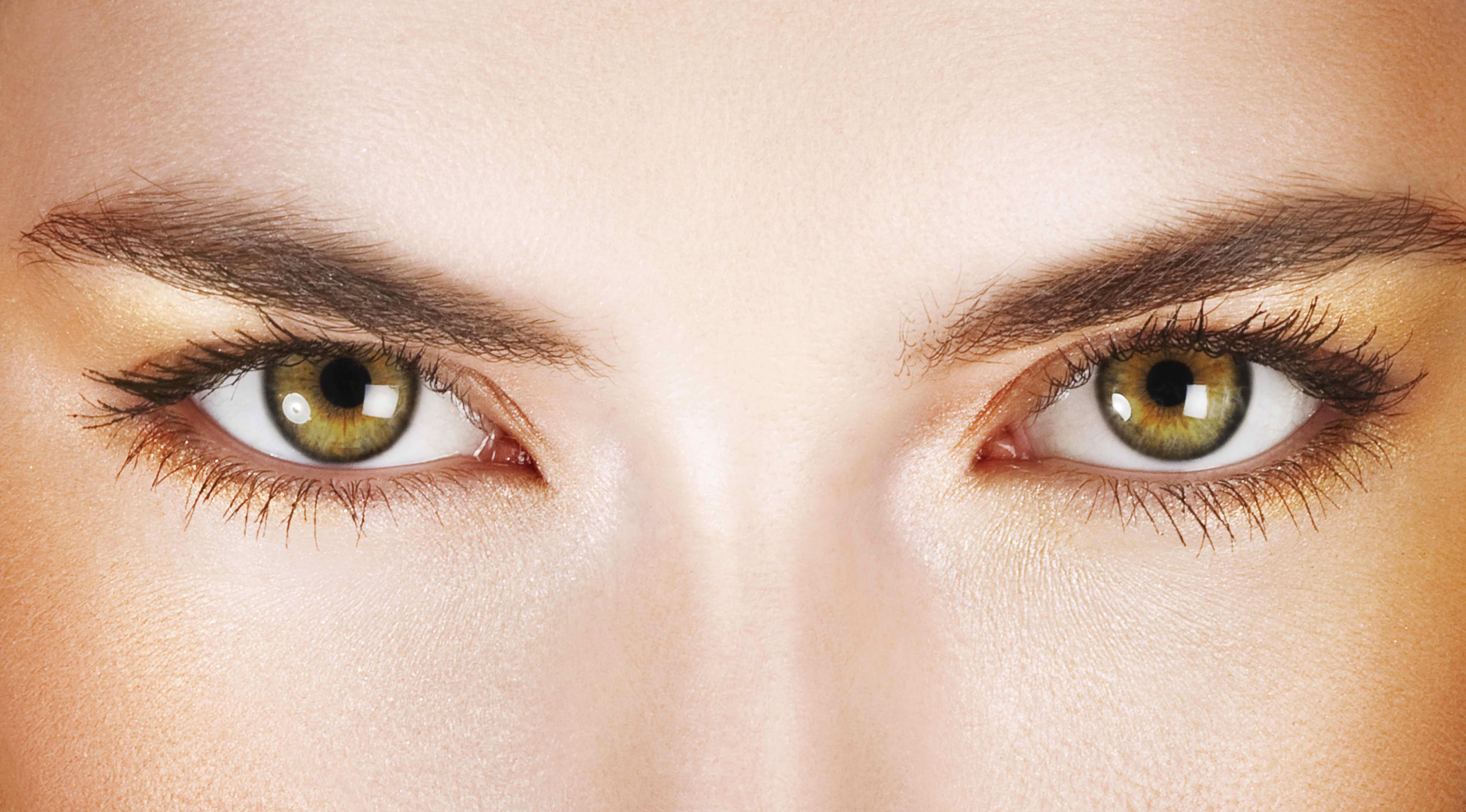 Есть светло карие глаза. Женские глаза. Коричнево зеленые глаза. Красивые карие глаза. Два глаза.