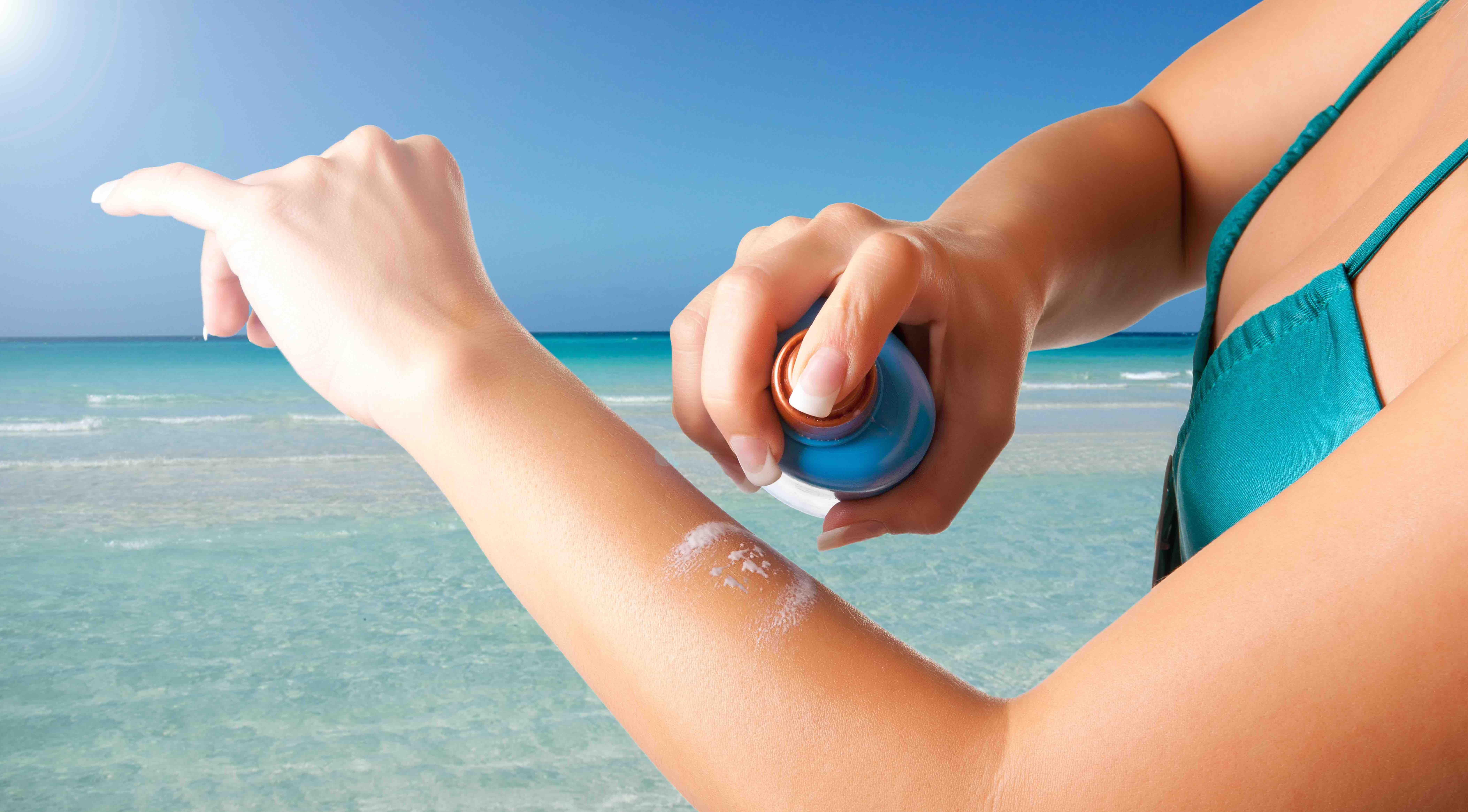 Можно ли загореть с кремом. Крем солнцезащитный. Солнцезащитные крема нанесение. Солнцезащитный крем для рук. Крем на пляже.