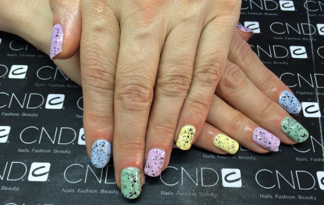 Min egg nail art