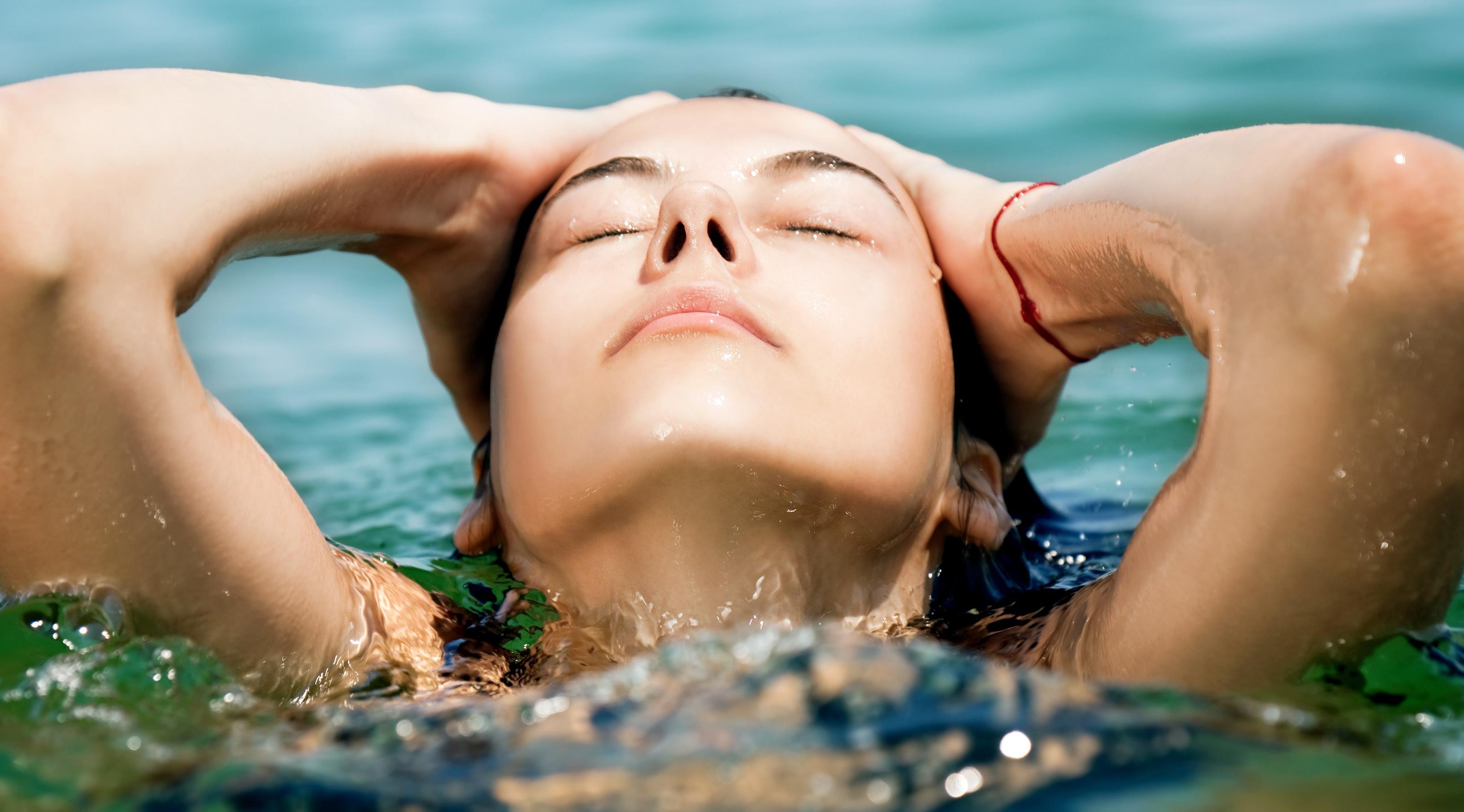 How swimming and chlorine can damage the skin