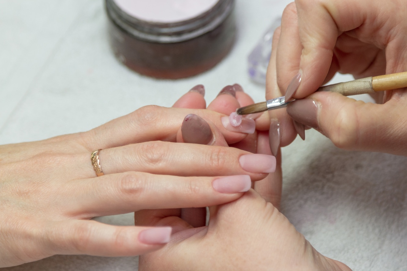 Acrylic nails troubleshooting: arch placement and regrowth